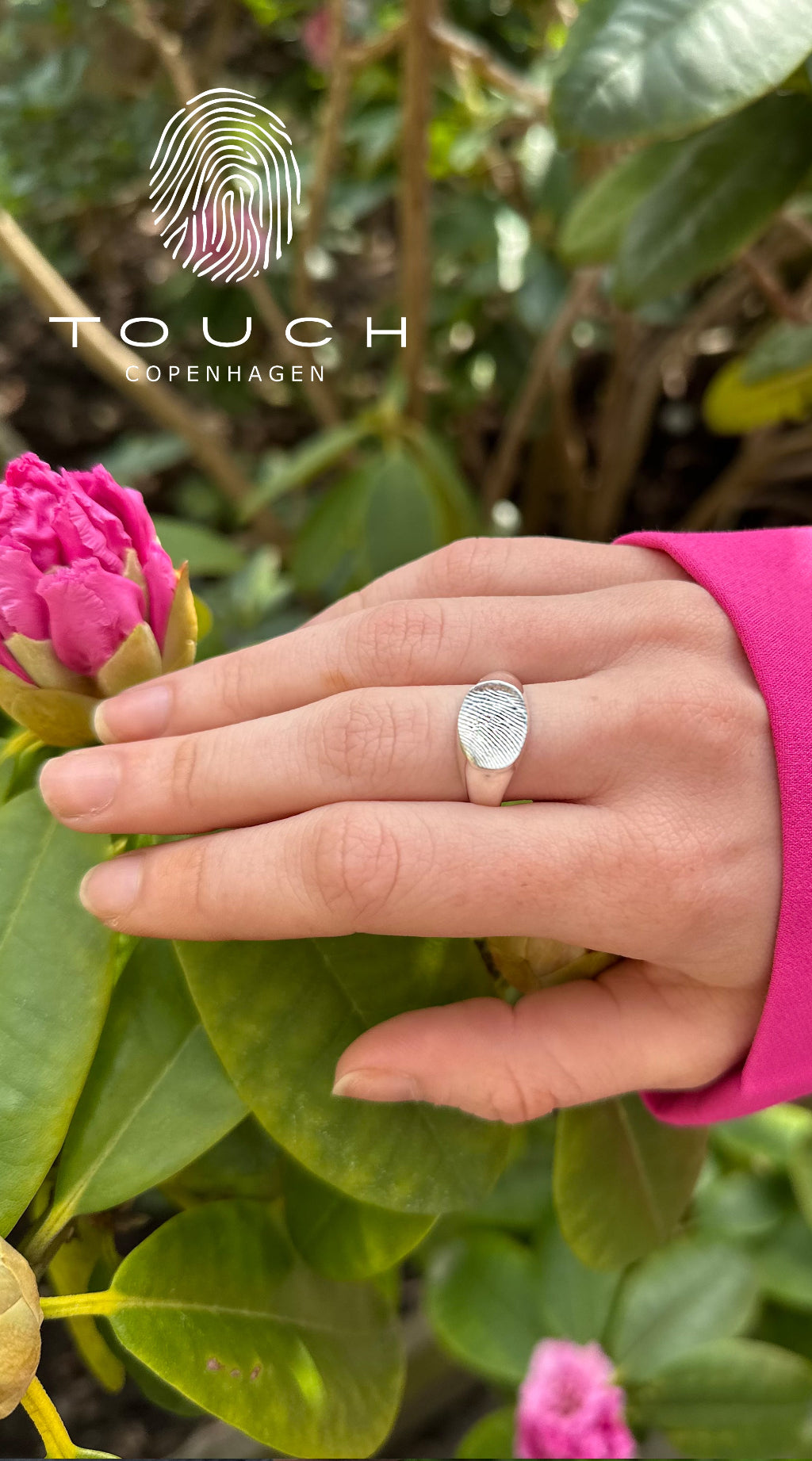 Billie - Sølvring med fingeraftryk fra Touch Copenhagen med natur baggrund
