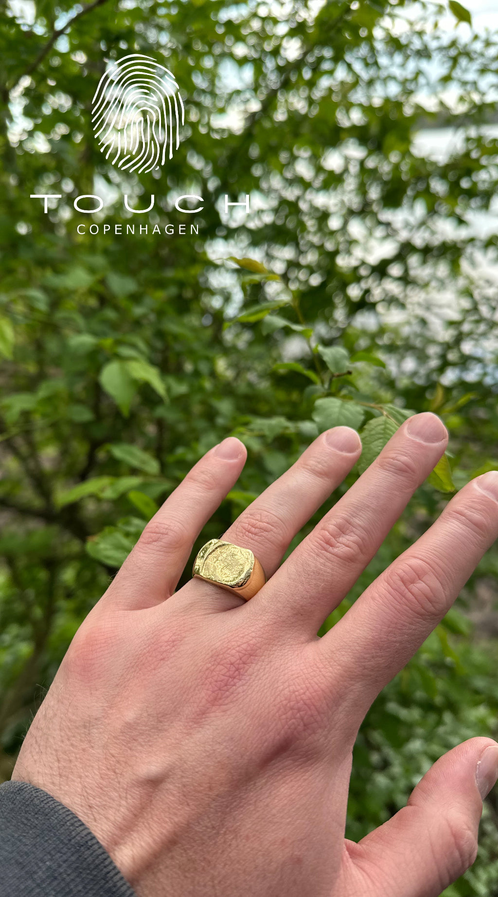 Marley - forgyldt soelvring i kantet blød form med finger aftryk fra touch copenhagen