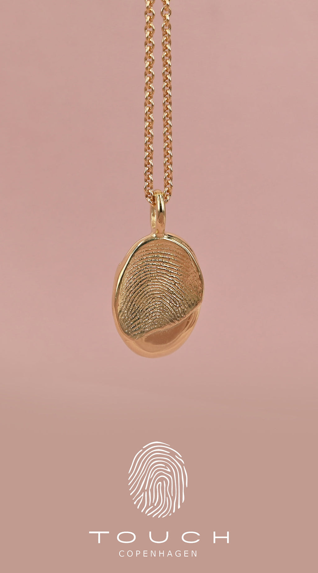 Big Maggie forgyldt sølvvedhæng i oval form med finger aftryk fra touch copenhagen