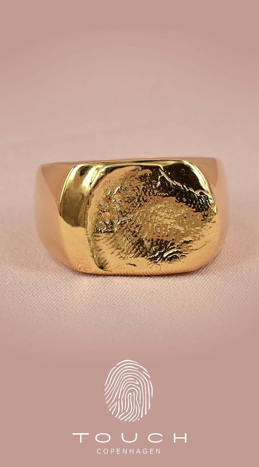 Marley - forgyldt soelvring i kantet blød form med finger aftryk fra touch copenhagen
